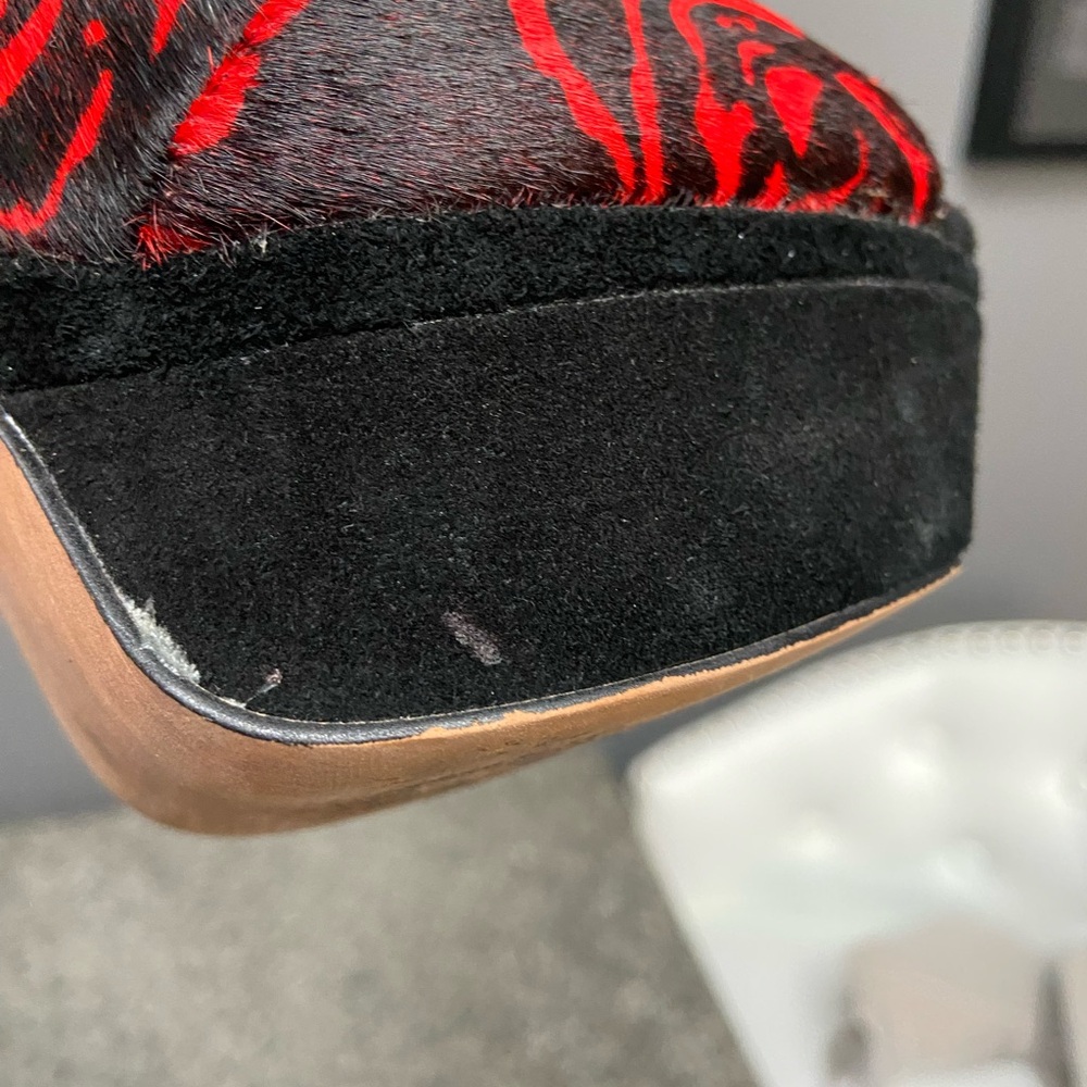 BETSEY JOHNSON Black/Red Roses Pony Hair Peep Toe Stiletto Platforms Whimsy  6.5 - Picture 13 of 17